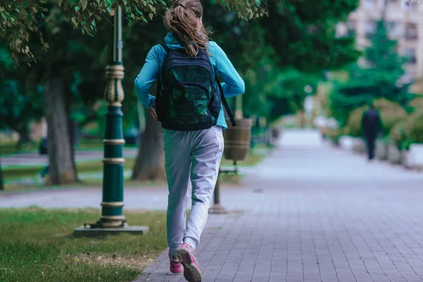 Fit Coureuse Exécutant Son Activité Sportive Dans Parc Local Ville — Photo