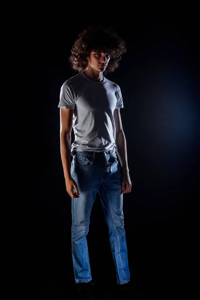 Skinny Rock Cara Vestindo Calças Jeans Azuis Isolado Backgorund Preto — Fotografia de Stock