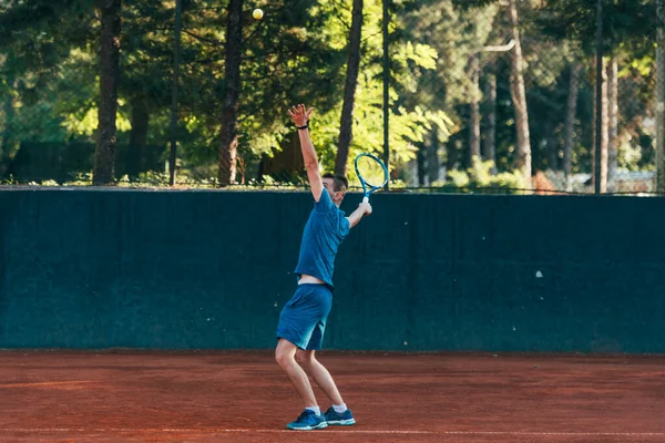 Profesyonel Bir Tenisçi Kil Tenis Kortunda Top Servis Ediyor — Stok fotoğraf