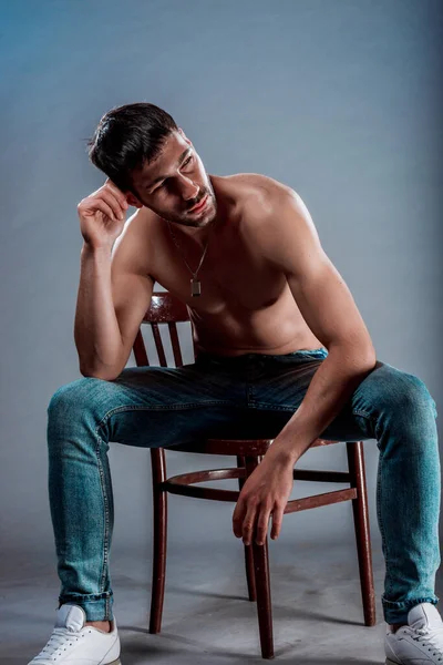 Retrato Atractivo Hombre Musculoso Vestido Con Pantalones Mezclilla Azul — Foto de Stock