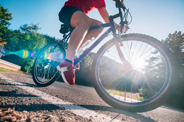 Adatto Ciclista Biker Maschile Sella Alla Sua Bicicletta Una Strada — Foto Stock