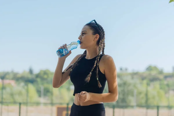 Retrato Uma Atleta Feliz Bebendo Água Uma Garrafa Plástico Após — Fotografia de Stock