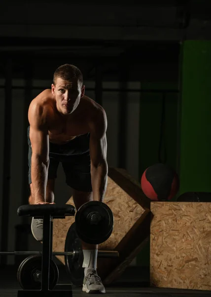 Esportista Fazendo Exercícios Com Pesos Sobre Banco Fitness Olhando Diretamente — Fotografia de Stock