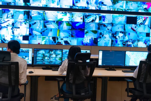 군복을 요원들로 이루어진 사이버 비디오 통신을 데이터 센터에서 감시하는 — 스톡 사진