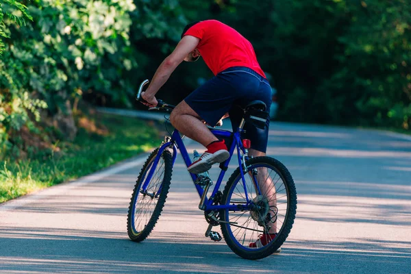 Fit Ciclista Monta Bicicleta Bicicleta Camino Vacío Naturaleza Con Sombrero —  Fotos de Stock