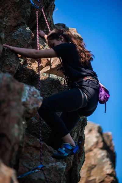 Jovem Alpinista Feminina Lutando Para Fazer Próximo Movimento Para Cima — Fotografia de Stock