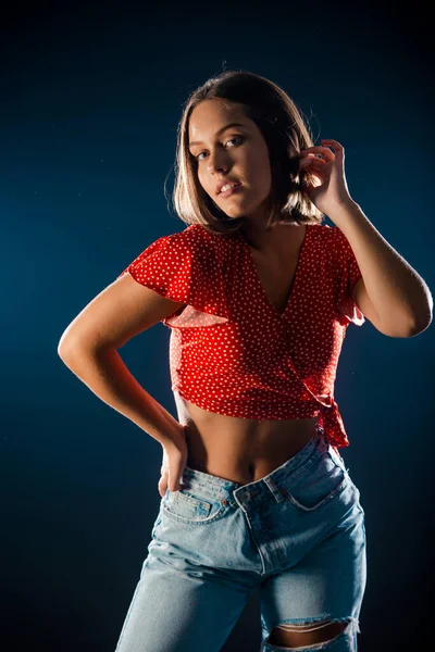 Studio Body Shot Moda Kobieta Model Pozowanie Nowoczesnej Odzieży Izolowane — Zdjęcie stockowe