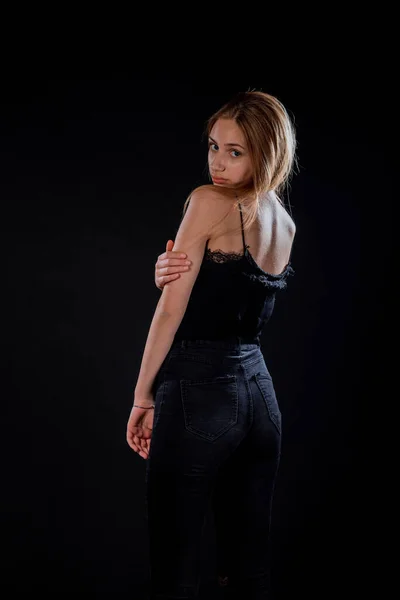 Studio Body Shot Van Een Trendy Jonge Vrouw Moderne Geripte — Stockfoto