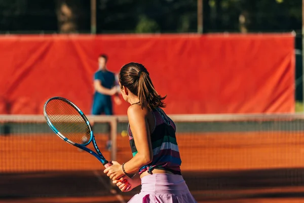 Dışarıdaki Kortta Tenis Oynayan Genç Bir Bayanın Arkasından Bak — Stok fotoğraf