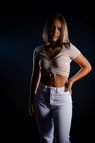 Retrato Una Bonita Adolescente Sonriente Sobre Fondo Negro Posando Estudio — Foto de Stock