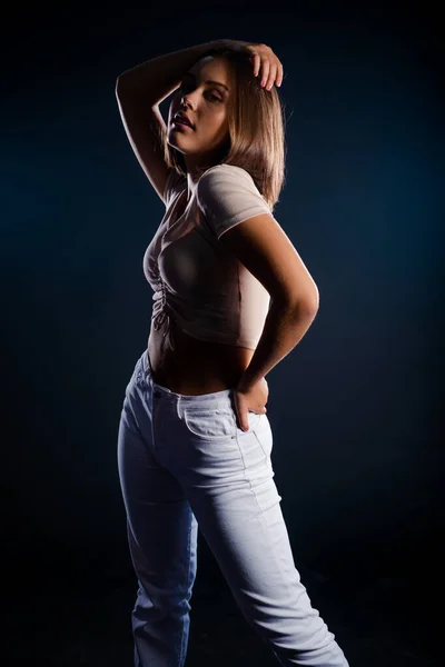 Hermosa Joven Posando Estudio Moderno Sobre Fondo Negro — Foto de Stock