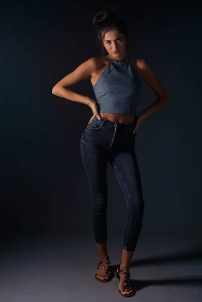 Portrait Mode Studio Une Fille Moderne Portant Pantalon Denim Élégant — Photo