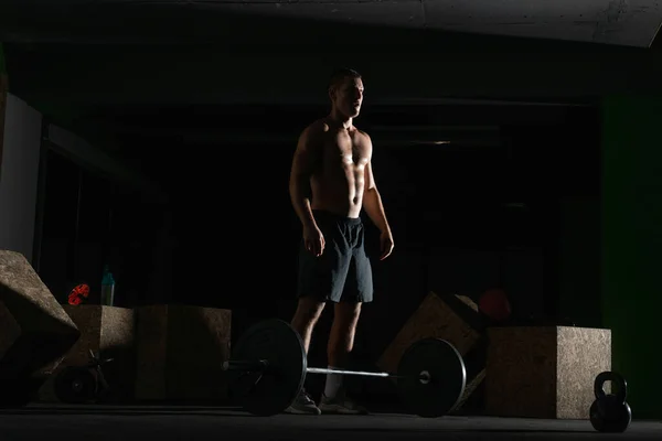 Silueta Atleta Fuerte Sin Camisa Forma Haciendo Sentadillas Concepto Entrenamiento —  Fotos de Stock