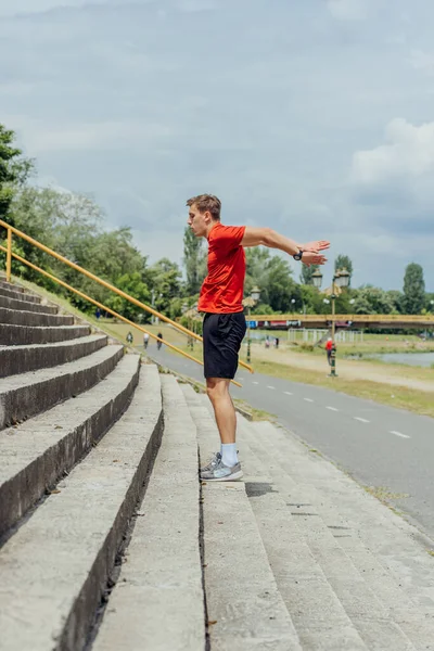 Widok Boku Zdjęcie Aktywnego Sportowca Skaczącego Schodach Trening Świeżym Powietrzu — Zdjęcie stockowe