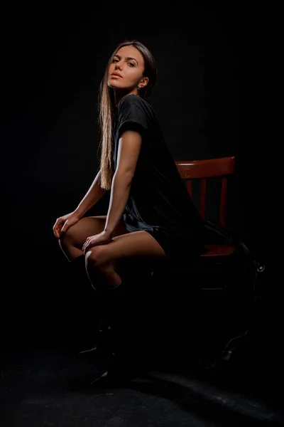 Retrato Una Hermosa Modelo Femenina Posando Una Camiseta Túnica Moda — Foto de Stock