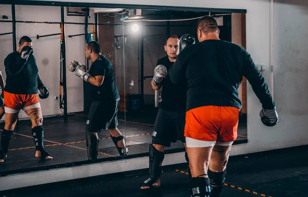 Junge Boxer Bereiten Sich Auf Boxtraining Garage Vor — Stockfoto