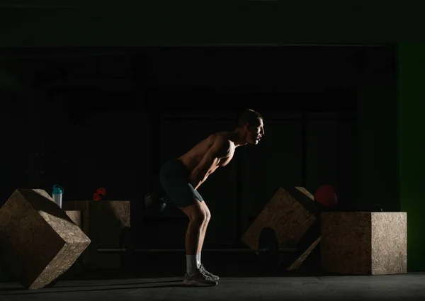 Hochkontrastreiches Foto Eines Gesunden Fitness Typen Beim Training Mit Einer — Stockfoto