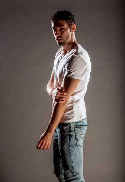 Homme Élégant Mode Portant Jean Bleu Élégant Shirt Blanc — Photo