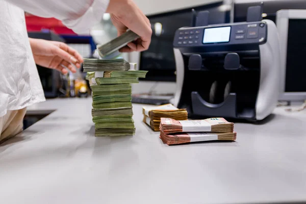 Geldzähler Stapeln Euro Banknoten Nachdem Sie Zählautomaten Gezählt Wurden — Stockfoto
