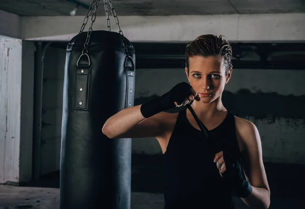 Imagem Jovem Mulher Focada Preparando Suas Ligaduras Pretas Para Boxe — Fotografia de Stock