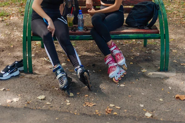 Schöne Junge Freundinnen Sitzen Auf Einer Bank Einem Park Und — Stockfoto