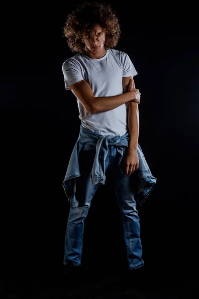 Stijlvolle Fashion Man Draagt Witte Shirt Blauwe Jeans Sneakers — Stockfoto