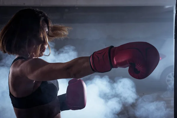 Dövüş Tutumuyla Sportif Bir Kız Boks Egzersizleri Yapıyor Dumanlı Arka — Stok fotoğraf