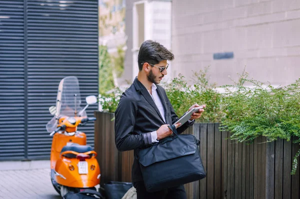 Bavul Tutan Dışarıda Dijital Bilgisayar Tableti Kullanan Zarif Bir Adamı — Stok fotoğraf