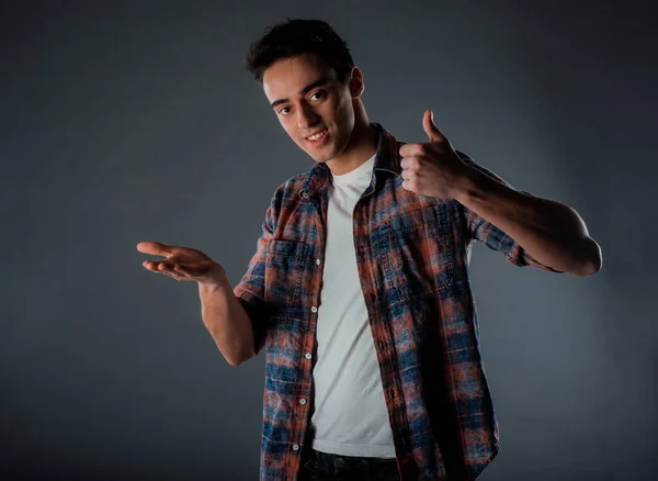 Aantrekkelijke Jonge Stijlvolle Man Poserend Trendy Zwarte Jeans Witte Top — Stockfoto