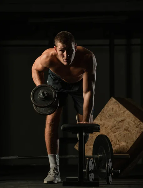 Sportoló Gyakorolja Súlyokat Fitnesz Padon Egyenesen Kamerába Néz — Stock Fotó