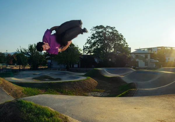 Jeune Homme Plein Air Tout Effectuant Flip Latéral Skate Park — Photo