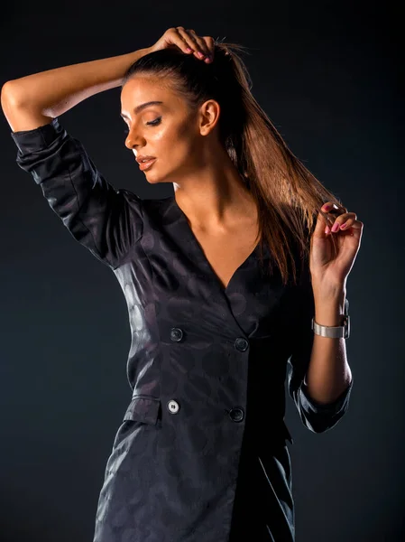 Студійний Кузовний Знімок Модної Жіночої Моделі Позує Сучасному Одязі — стокове фото