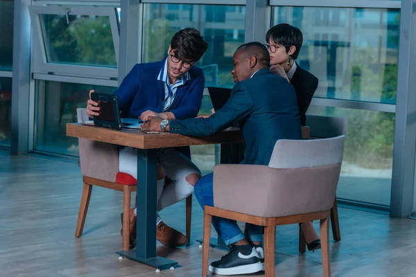 Female Manager Leads Brainstorming Meeting Businesswoman Meeting Colleagues Conference Room — Stock Photo, Image