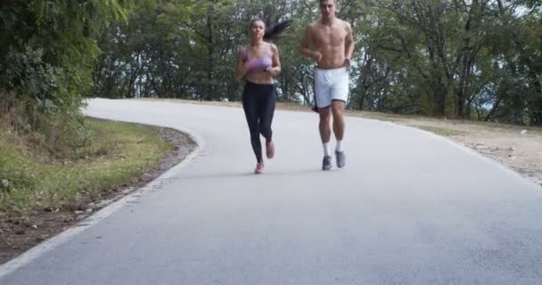 Pareja Atlética Corriendo Una Calle Naturaleza Forma Concepto Saludable — Vídeos de Stock