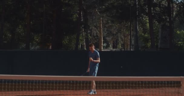 Teniszező Gyakorolja Szerváit Egy Meleg Napon — Stock videók