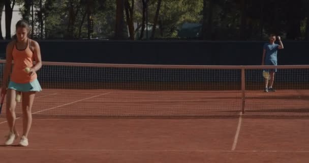 Chica Joven Jugando Tenis Con Amigo — Vídeos de Stock