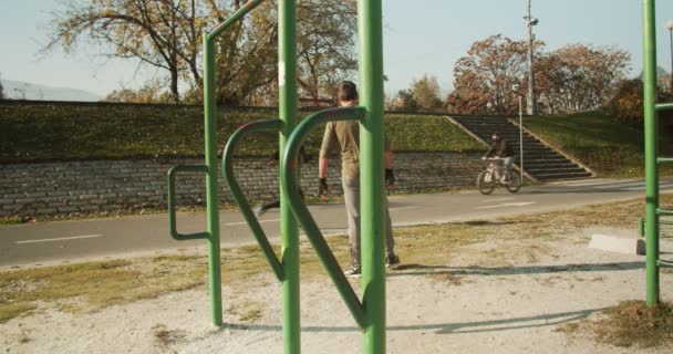 Homme Âgé Faisant Sport Dans Parc Journée Ensoleillée — Video