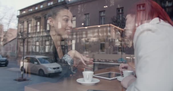 Jeunes Femmes Affaires Ayant Une Réunion Dans Café Bar — Video