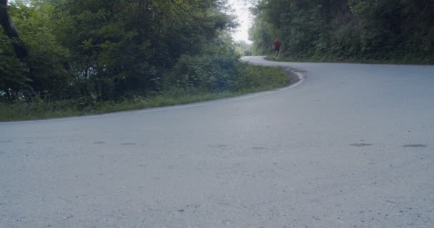 Человек Бежит Замедленном Движении Горной Дороге Полный Вперед — стоковое видео