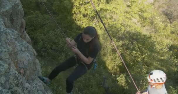 Giovane Ragazza Che Scende Dalla Cima Una Montagna — Video Stock