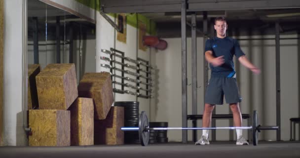 Fitness Homem Formação Crossfit Ginásio — Vídeo de Stock