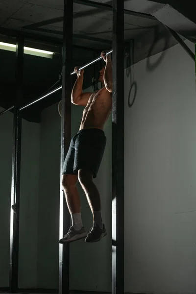 Guapo Culturista Haciendo Pull Ups Barra Horizontal Gimnasio Moderno Interior —  Fotos de Stock