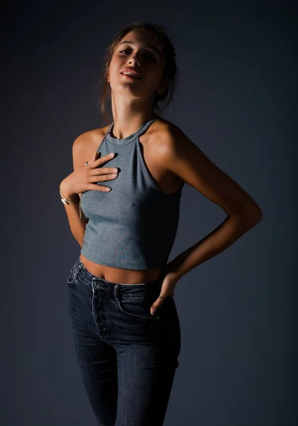 Retrato Uma Jovem Atraente Vestida Com Roupas Elegantes Isoladas Fundo — Fotografia de Stock