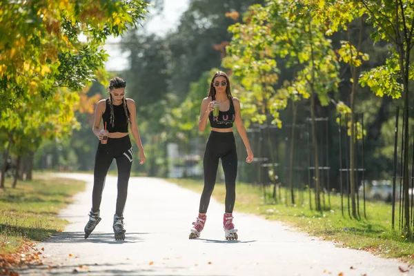 Pełna Długość Zdjęcie Seksownych Kobiet Uprawiających Sporty Rolki Parku — Zdjęcie stockowe