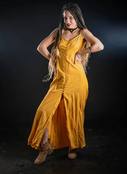 Mística Antigua Diosa Reina Con Vestido Amarillo Sobre Fondo Estudio —  Fotos de Stock