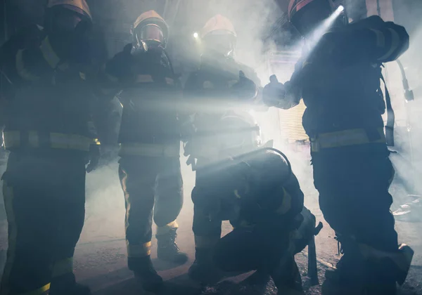 Equipo Bomberos Parado Medio Del Humo Del Extintor Dentro Del —  Fotos de Stock