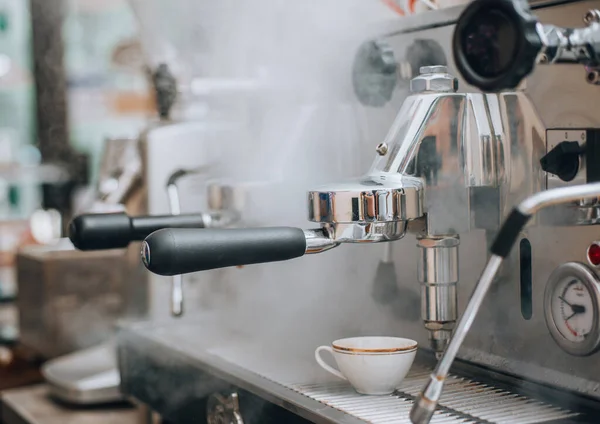 Mesin Kopi Menyiapkan Espresso Dan Menuangkan Dalam Cangkir Putih Kedai — Stok Foto