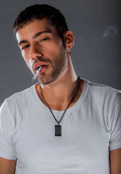 Hermoso Joven Modelo Masculino Camiseta Blanca Fumando Cigarrillo — Foto de Stock