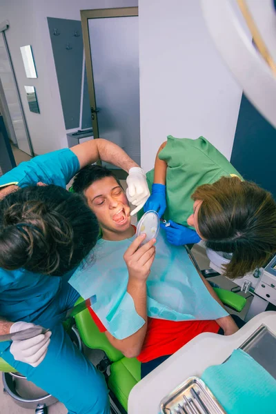 Dentista Masculino Com Ajuda Dentista Feminino Examina Boca Dentes Paciente — Fotografia de Stock