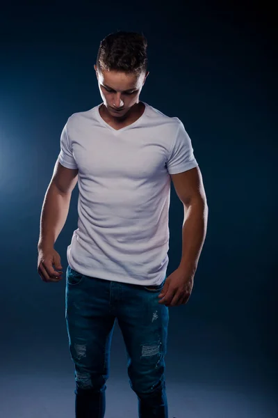 Attraktiver Stylischer Mann Posiert Blauer Jeanshose Und Weißem Top — Stockfoto